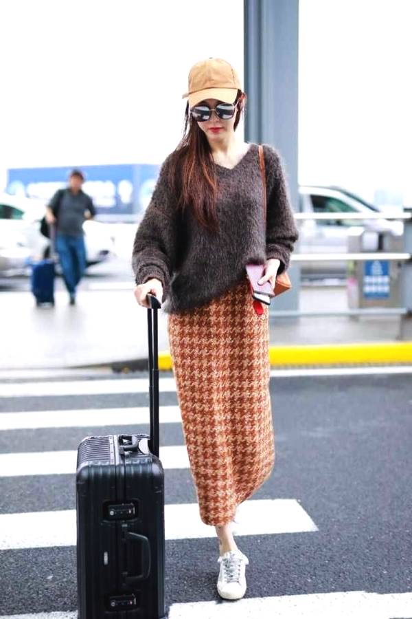 唐嫣婚后首现身机场,灰色毛衣配半裙温婉动人,满脸洋溢着幸福!