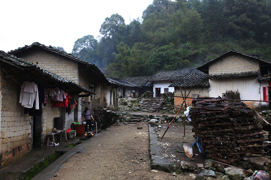 人贩子进村作恶被52岁光棍抓住关在地洞3年生下6个孩子