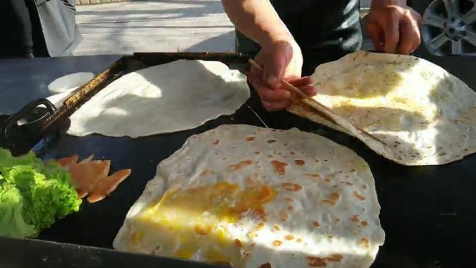 石家庄街头老摊鸡蛋灌饼,5块钱一个,生意火爆,大姐的手艺真棒