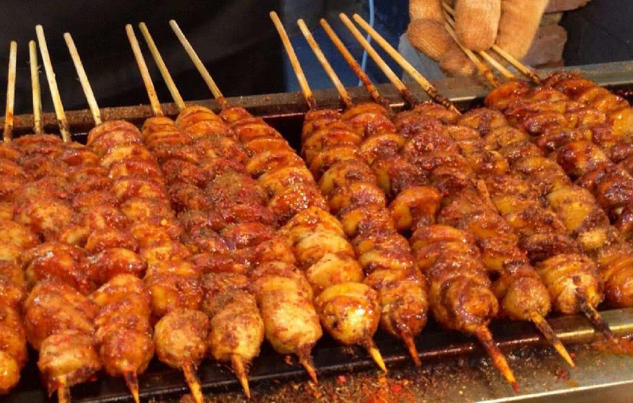 外酥内嫩,只是前几年网传一些黑心商贩用老鼠肉来做成羊肉串卖,搞得小