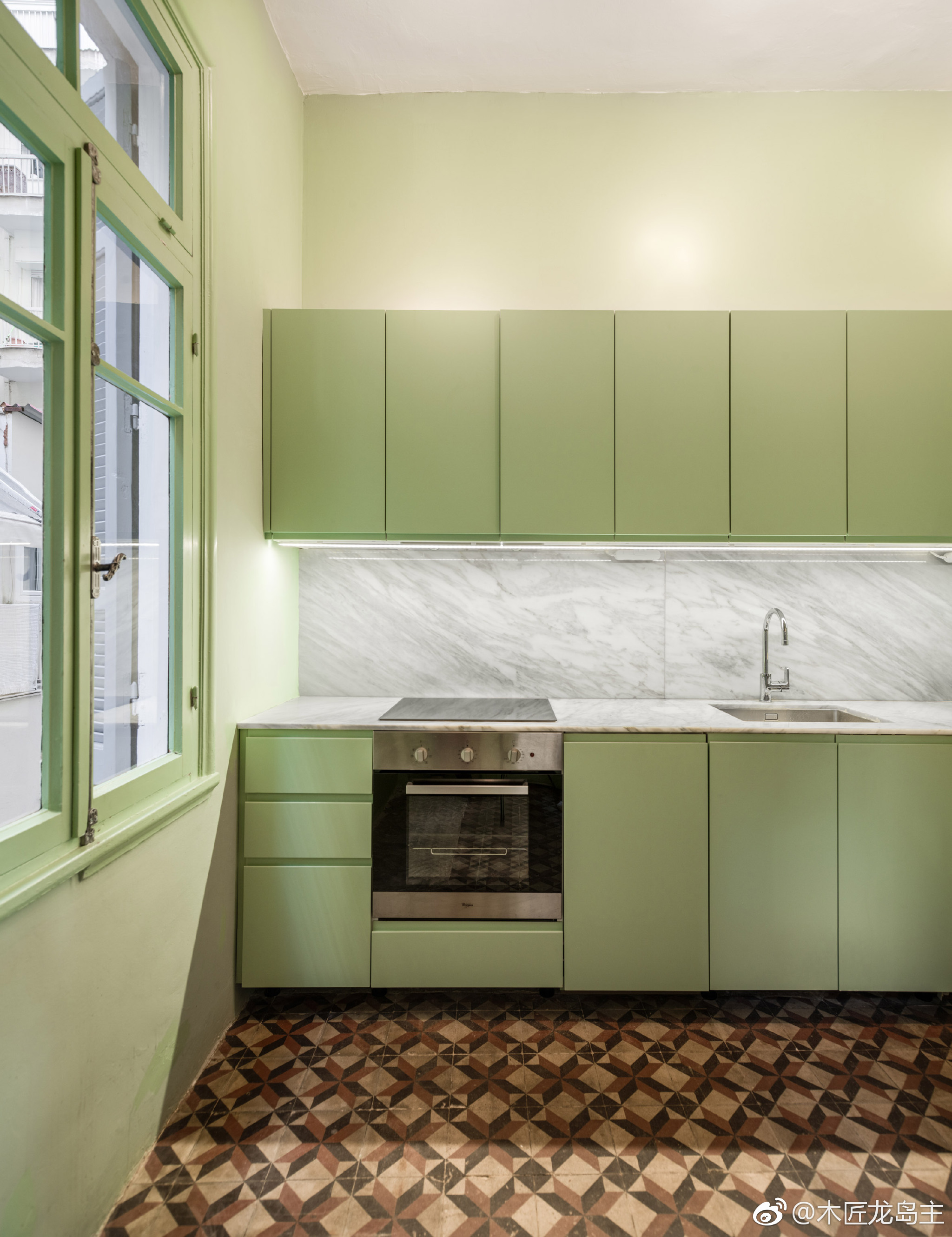 由建筑师stamatios giannikis设计的彩色墙壁涂有火烈的粉红色