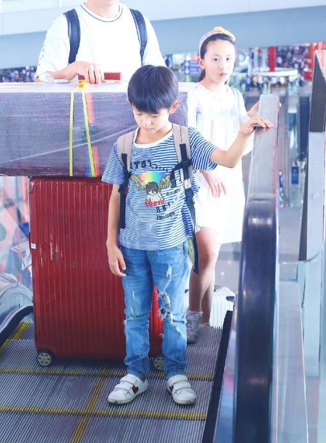 别看森碟才12岁,穿白裙秀长腿堪比田亮,小亮仔破洞裤更显潮范