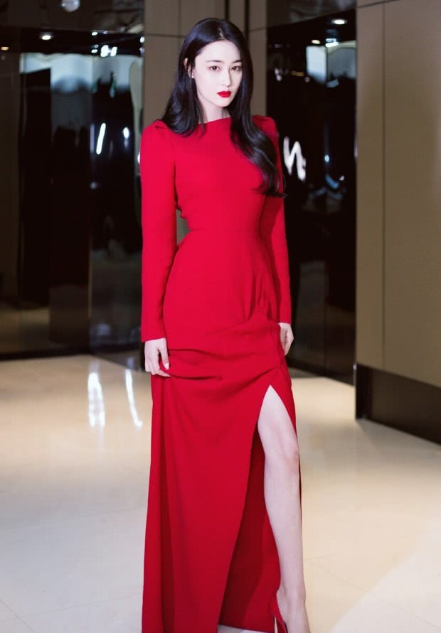 张馨予穿上一件红色的连衣裙,裙子是开叉的设计,张馨予穿上高跟鞋,还