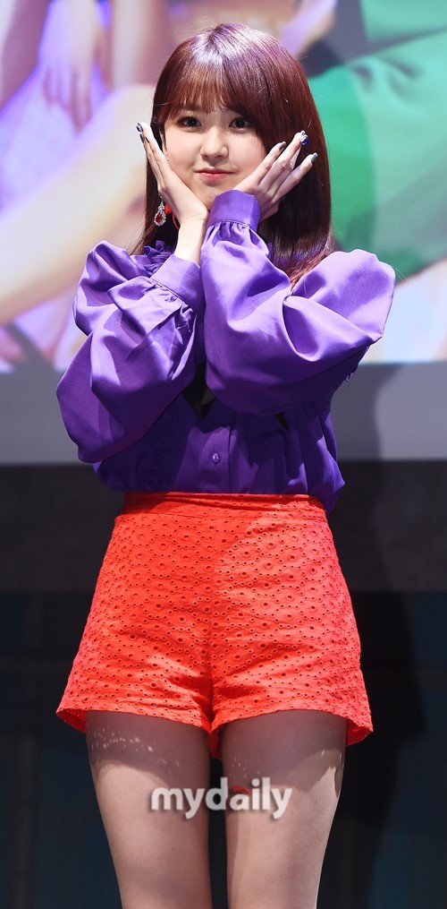 韩国女团uni.t出道发布会现场 首张专辑今日发售