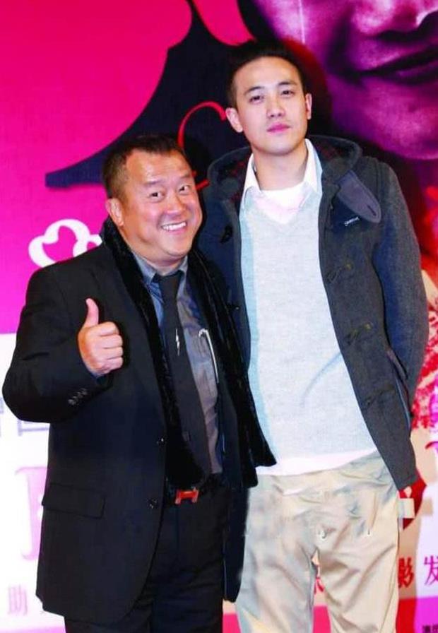 但是他的弟弟曾国猷就完全不是一个画风了,曾国猷不仅形似曾志伟,甚至