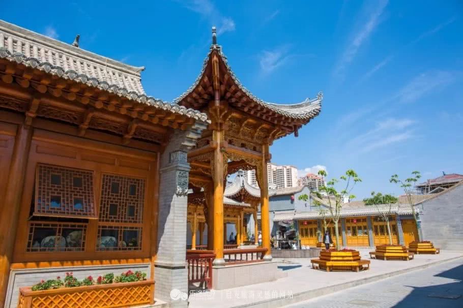 参观世界藏学府"拉卜楞寺",八角城古遗址,若逢夏日还可在桑科草原骑马