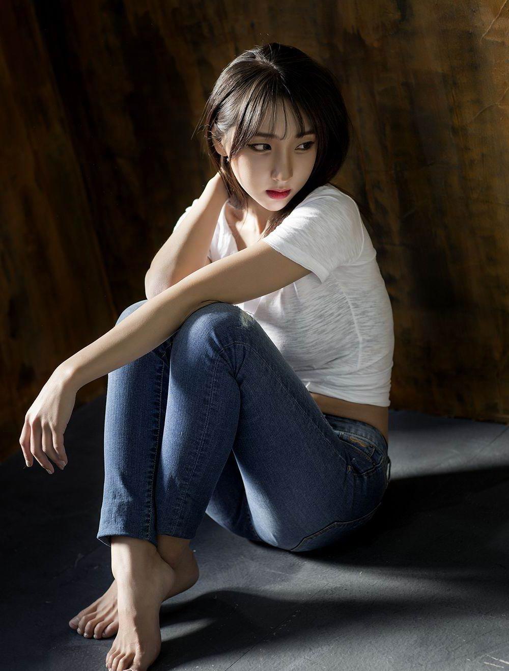 高挑妹子钟爱紧身牛仔裤容易让人心动