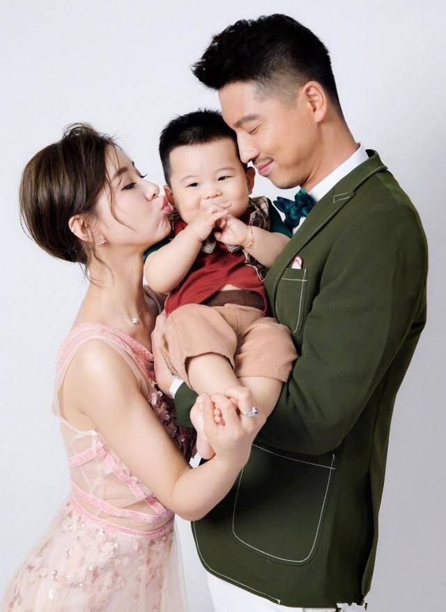 李小萌,王雷晒全家福,一家三口幸福美满