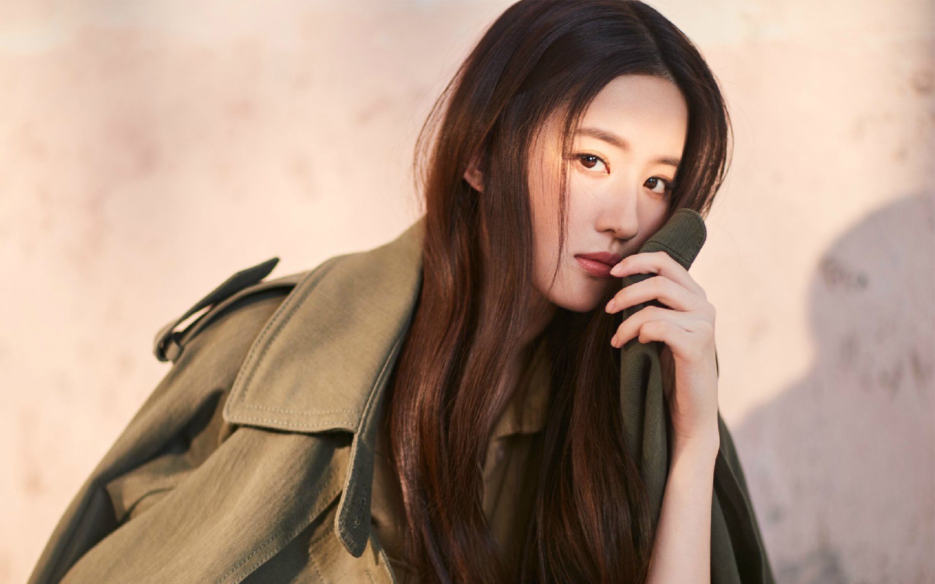 《南烟斋笔录》杀青,刘亦菲一袭红衣惊艳众人,网友:美过小龙女