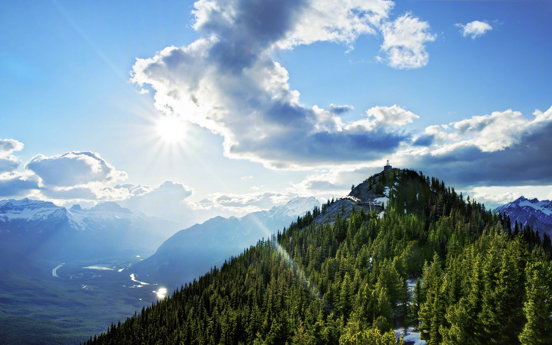 淡然是生活的最美.高山无语,深水无波.绚烂之极归于平淡