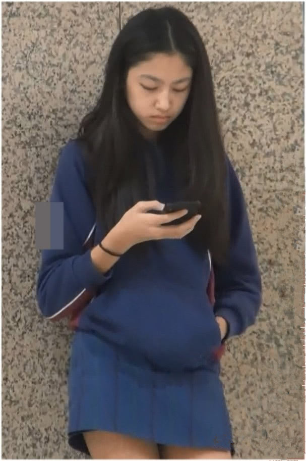 任达华女儿放学抓拍照曝光 这大长腿和素颜难怪很多人想签