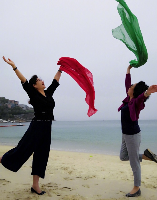 蒋欣晒老妈旅游照,中老年拍照标准pose,后2张不是扭秧歌吗