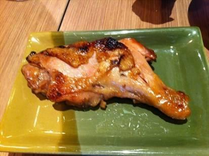 二胎家庭,只有一个鸡腿应该给谁?父母的做法孩子其实很在意