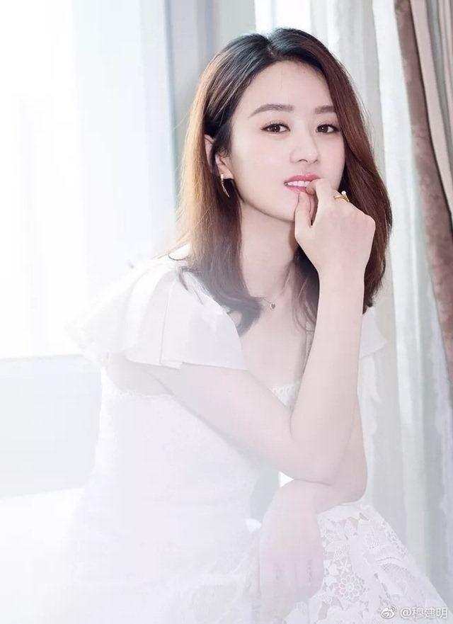 29岁赵丽颖与弟弟赵建飞合照遭公开, 网友大呼