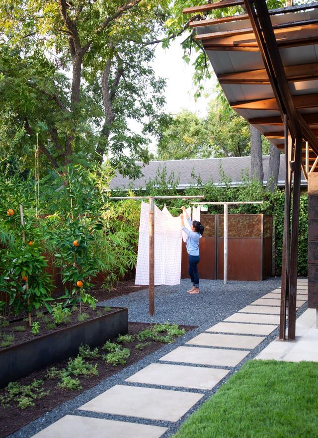 庭院设计有晾衣区和玻璃花房的接地气的别墅洋房花园也能很美