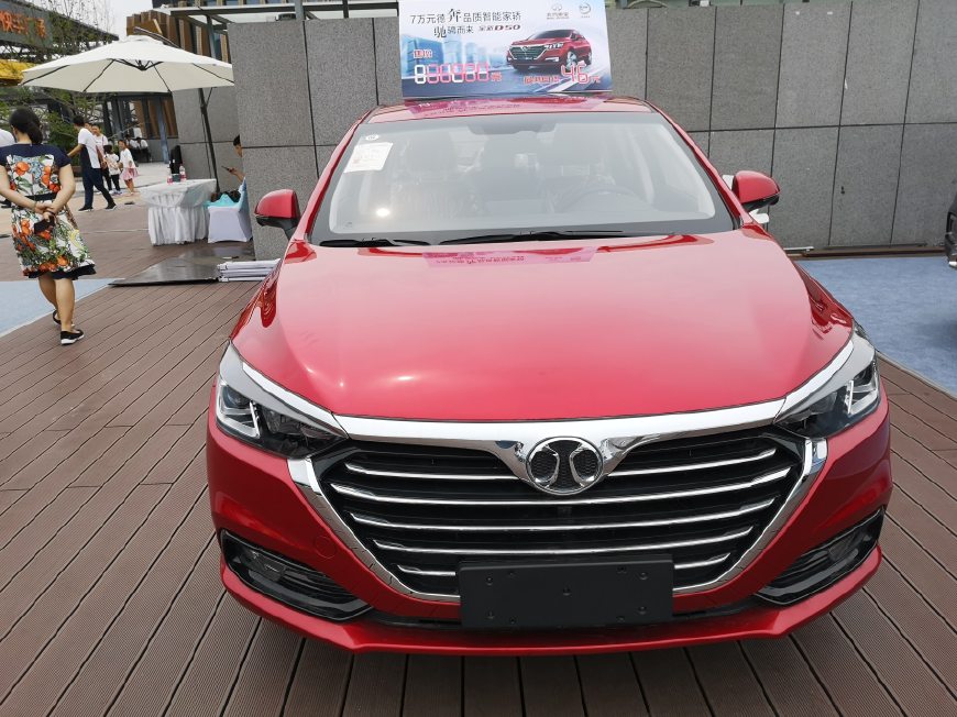 外形拉风购车节实拍全新绅宝d50红色款