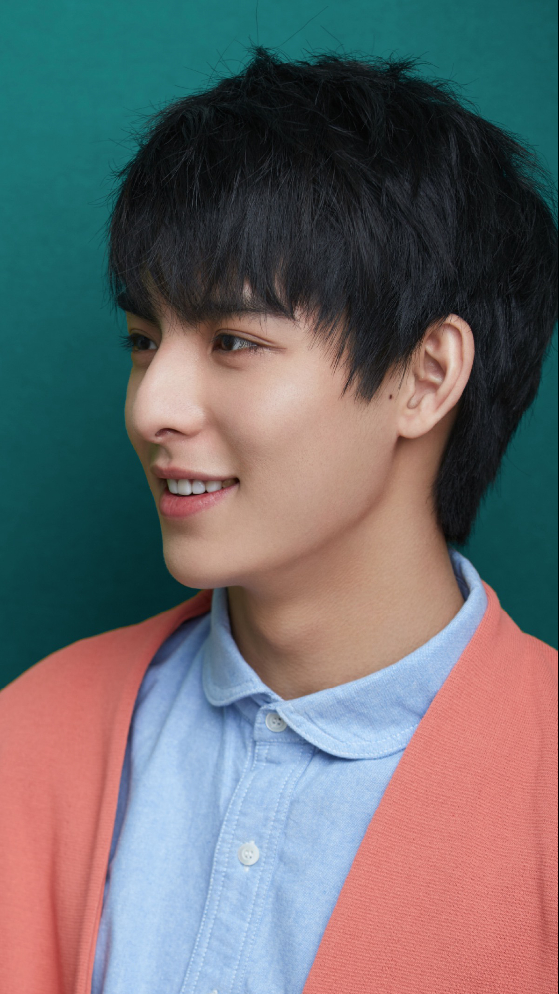 小说中人物描述:相貌英俊,有一对虎牙,脸上时常挂着笑容,但性格阴险