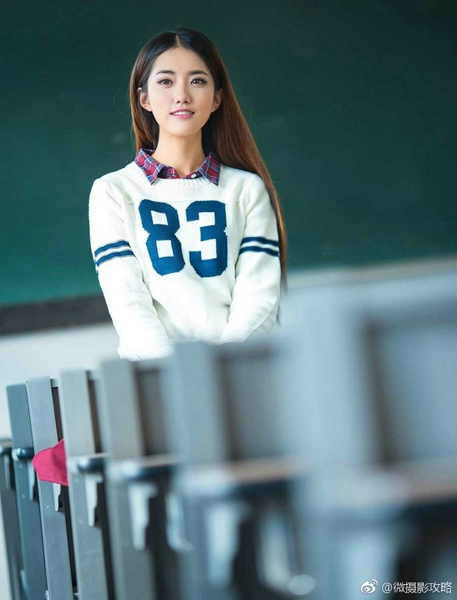 清纯娇嫩阳光学霸女生清新俏皮教室靓丽唯美写真