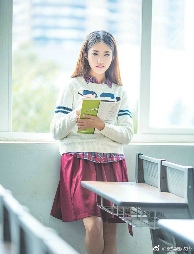 清纯娇嫩阳光学霸女生清新俏皮教室靓丽唯美写真