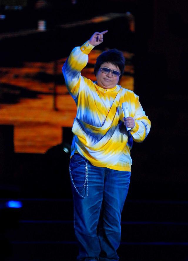 不讳,当她在内蒙古表演时,韩红说一句话"我发现海拉尔人有一个特点,那