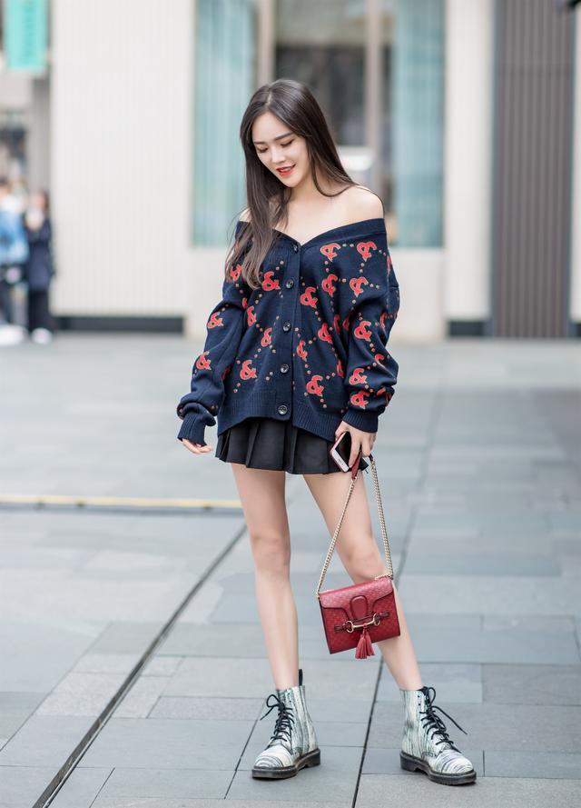 时尚街拍夏天美女出门必备太阳伞墨镜这样的美女回头率超高