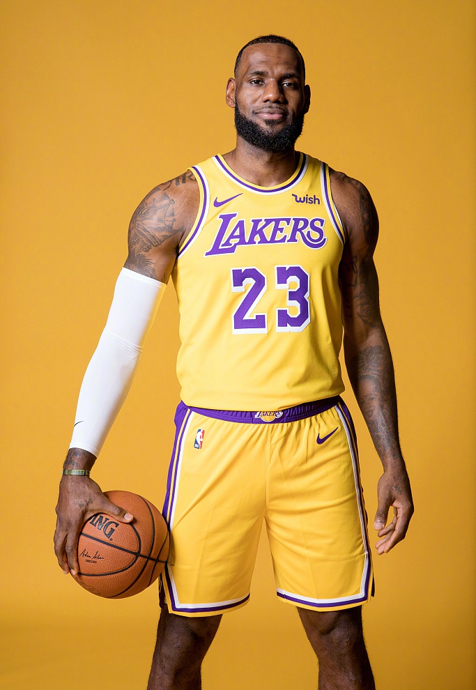 詹姆斯新赛季定妆照!