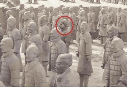 秦始皇的兵马俑是土做的, 竟出现了一个"活人俑", 专家无法解释