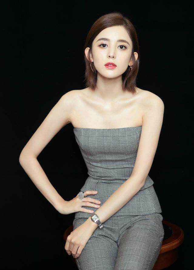 古力娜扎,肤白貌美,楚楚动人的极致女人|白皙|短发|皮肤_新浪新闻