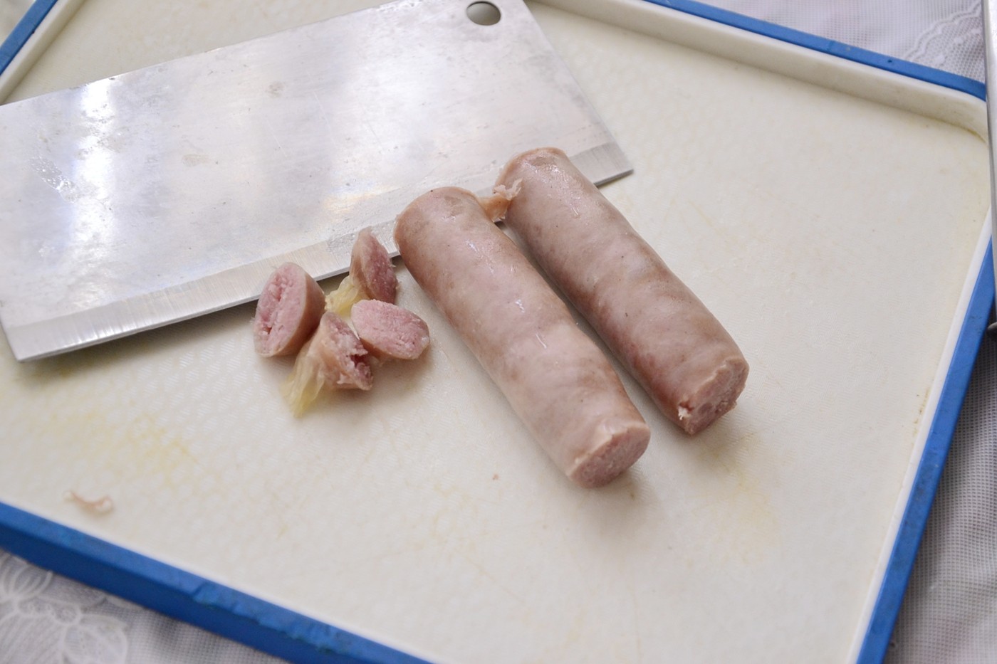 然后将香肠用水煮开煮熟了备用,我的锅比较小,所以将2端都切了一些