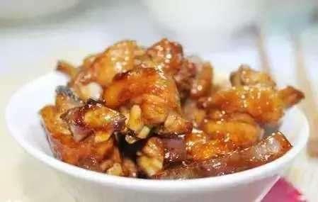 洋葱烧鸡块材料:鸡肉,洋葱半个,盐,料酒,细砂糖少许,鸡精少许.