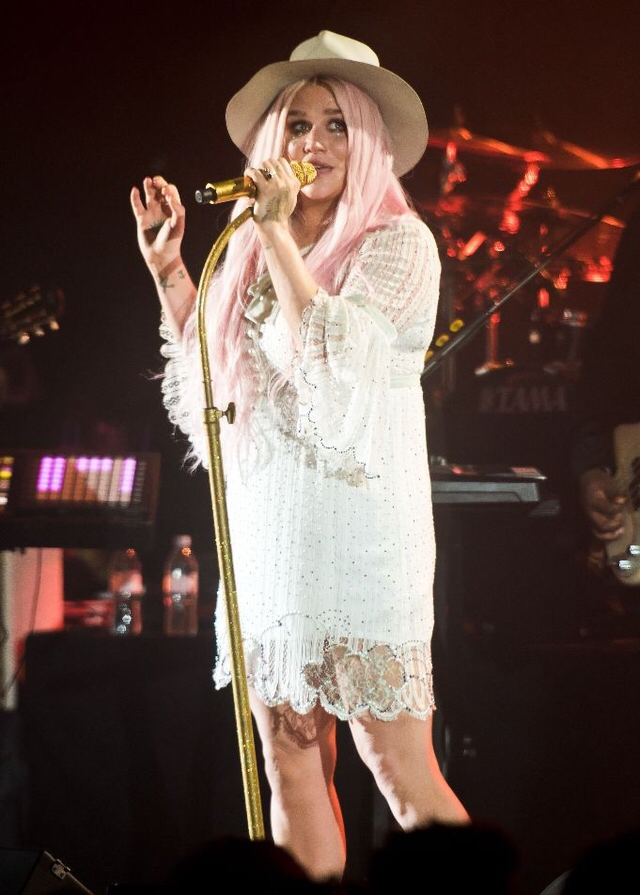 钱妞kesha瘦了不少,和男友现身机场,里面没有穿?网友:太尴尬