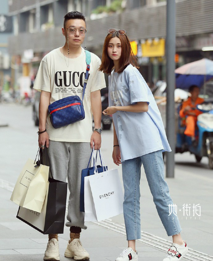 街拍成都,恩爱的异地恋小情侣,眼神中带有宠溺,很有幸福感