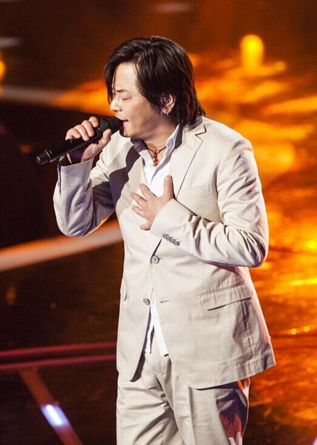 当年最炙手可热的歌手王杰,嗓子虽已不再,但经典依旧流传
