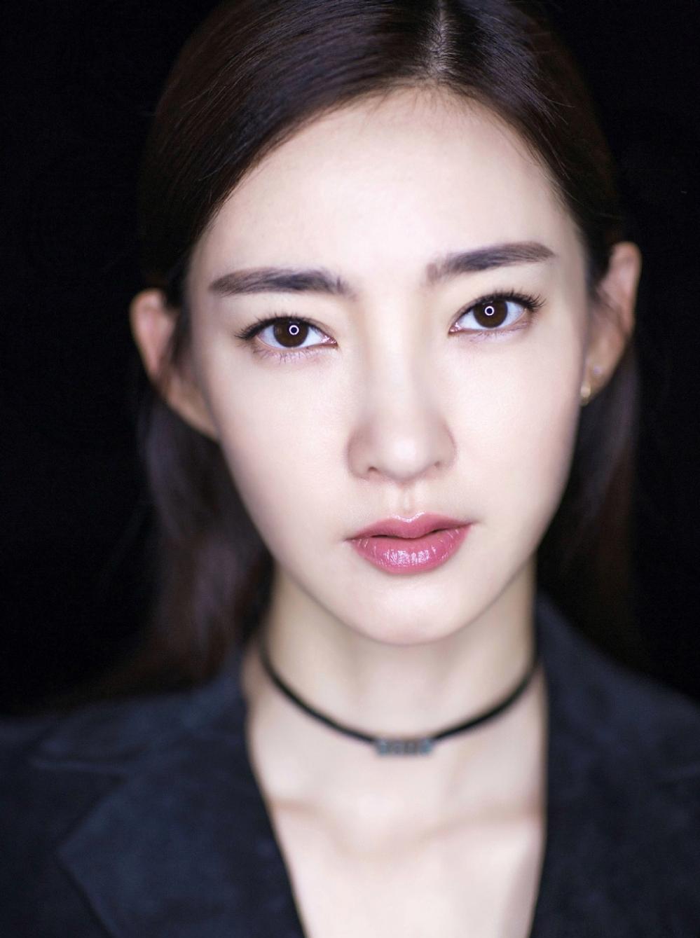 王丽坤长相清纯甜美,说她是素颜女神也是有原因的,虽然长相并不少很