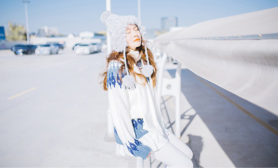 白雪皑皑雪景美女美丽动人户外照