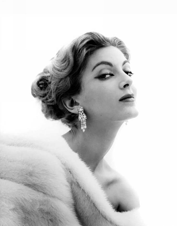 穷得连房租都交不起已是常事,尽管这样卡门的母亲仍未放松对女儿的