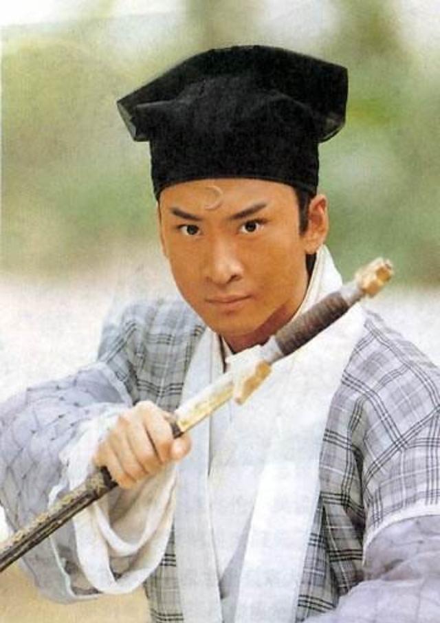 该剧主要讲述少年包拯与展昭,公孙策等人一起联手侦破疑案的故事.