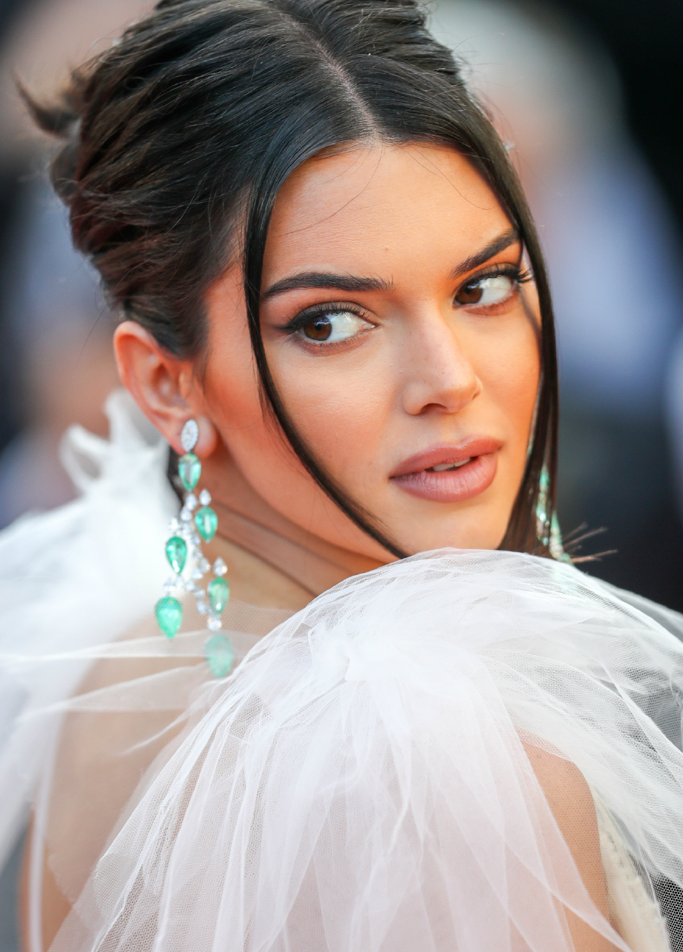 肯达尔詹娜薄纱长裙亮相戛纳红毯大胆有型成全场焦点