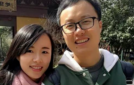 妻子陆怡沁和丈夫张何栋在婚礼前一周的晚上整理两个人儿时照片,准备