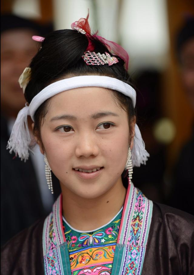 正文  苗岭因聚居着苗族侗族人而得名,苗族 ,(越南文:mèo;泰语: / ;m