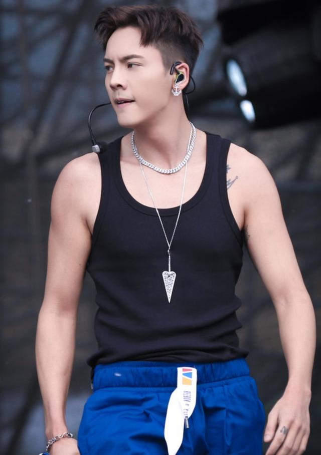 陈伟霆穿黑色背心大秀肌肉,展现多处纹身,女生看了都不淡定了!