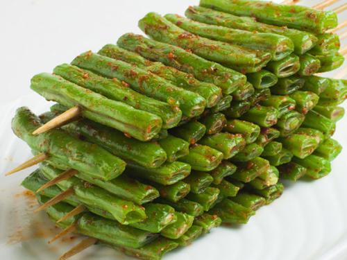 所需食材主料:四季豆烧烤腌料辅料:孜然粉适量胡椒粉适量1.
