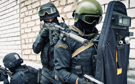 特种兵手持盾牌,能够挡得住巴雷特一发子弹吗,答案令人意外_新浪看点