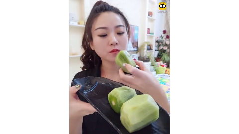 大姐大口吃猕猴桃,这样吃好带劲,感觉好酸爽啊