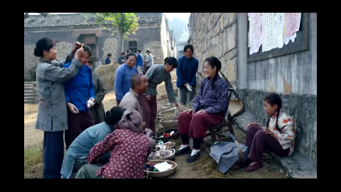 农村寡妇村口卖日用品,没想到被占便宜,全村人看笑话