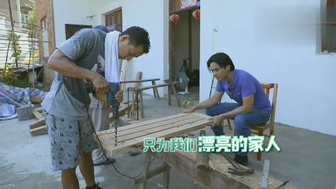 吴彦祖向师傅请教手艺,亲手给唐艺昕做秋千