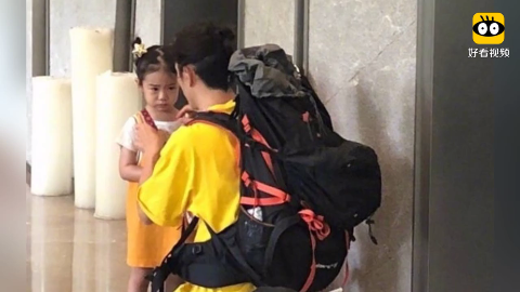 戚薇女儿lucky学玩偶跳舞,摇头晃脑十分俏皮可