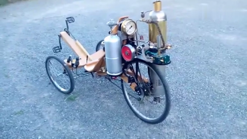 国外牛人自制上个世纪的蒸汽车,开出去溜一圈看看