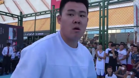 街球比赛高手如云投一个进一个网友头盔哥的表情绝了