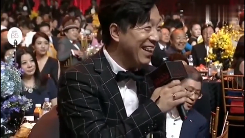 徐峥替黄渤举了报价牌,以300万的价格拍了钻石